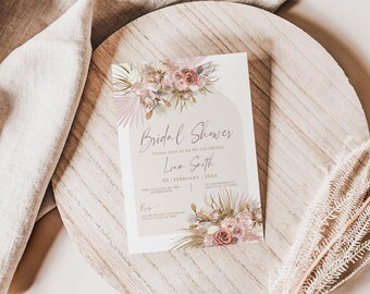 Può includere: Un invito per un addio al nubilato con accenti floreali e botanici. L'invito presenta il testo "Bridal Shower" e i dettagli dell'evento. Il design include una morbida tavolozza di rosa, crema e verde.