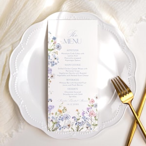 K&ouml;nnte beinhalten: Eine Hochzeitsmen&uuml;karte mit einem floralen Design mit blauen, violetten und rosa Blumen. Das Men&uuml; umfasst Vorspeisen, Hauptgericht, Getr&auml;nke und Desserts. Der Text auf der Karte lautet "The Menu", "Appetizer", "Miniature Crab Cakes with Lemon Aioli", "Prosciutto-wrapped Asparagus Spears", "Main Course", "Grilled Chicken Caesar Wraps with Parmesan Crumbs", "Vegetarian Quiche with Roasted Vegetables and Herbed Goat Cheese", "Beverages", "Mimosa Bar with Assorted Fruit Juices and Fresh Berries", "Desserts", "Chocolate Covered Strawberries with Gold Sprinkles", "Sarah's Bridal Shower", "14.12.20XX".