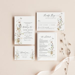Op de afbeelding: Huwelijksuitnodigingsset met bloemenmotieven. De uitnodiging bevat de tekst "The Wedding of Sophie Hooper and David Robert" met de datum "08.10.20XX". De RSVP-kaart bevat de tekst "Kindly Reply by August 25th". De detailkaart bevat de tekst "The Details" en bevat informatie over de ceremonie, de receptie en de accommodatie.
