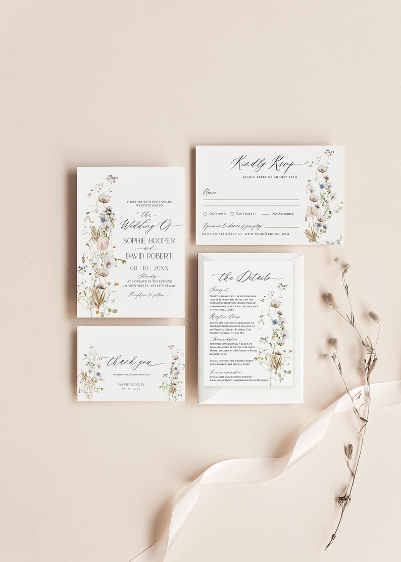 Op de afbeelding: Huwelijksuitnodigingsset met bloemenmotieven. De uitnodiging bevat de tekst "The Wedding of Sophie Hooper and David Robert" met de datum "08.10.20XX". De RSVP-kaart bevat de tekst "Kindly Reply by August 25th". De detailkaart bevat de tekst "The Details" en bevat informatie over de ceremonie, de receptie en de accommodatie.