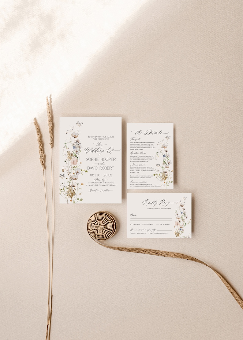 Op de afbeelding: Huwelijksuitnodigingsset met bloemenontwerpen. De hoofduitnodigingskaart heeft een aquarelillustratie van wilde bloemen en de tekst "De bruiloft van Sophie Hooper en David Robert". De detailkaart bevat informatie over de ceremonie en de receptie. De RSVP-kaart heeft een bloemenontwerp en een plek voor gasten om hun aanwezigheid te bevestigen.