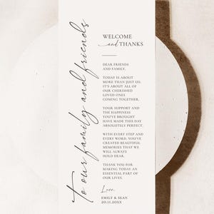 Puede incluir: Una tarjeta de bienvenida de boda blanca vertical con texto en negro que dice To our family and friends, Welcome and thanks, Dear friends and family, Today is about more than just us, Your support, With every step, Thank you, Love, Emily & Sean 20.11.20XX.