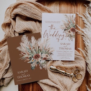 K&ouml;nnte beinhalten: Zwei Hochzeitseinladungen mit einem braunen und wei&szlig;en Blumendesign. Der Text auf den Einladungen lautet "The Wedding of Sarah and Thomas" und "Saturday 24 Sep. 20XX".