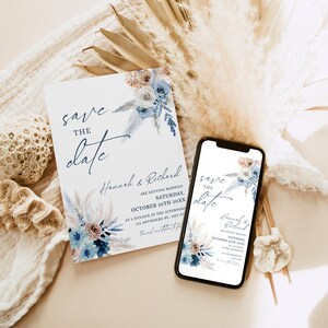 Puede incluir: Una tarjeta save the date blanca y un tel&eacute;fono inteligente con el mismo dise&ntilde;o, con ilustraciones florales azules y beige, el texto save the date en cursiva y los detalles impresos para Hannah y Richard el s&aacute;bado 25 de octubre de 20XX.