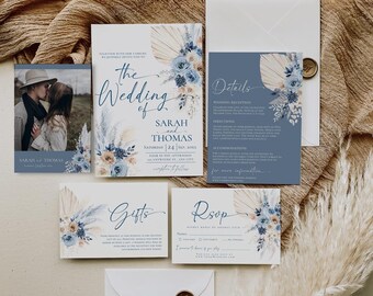 Könnte beinhalten: Eine Hochzeitseinladungssuite in einem blauen und beigefarbenen Farbschema. Die Einladung zeigt ein florales Design mit Pampasgras und den Text "Die Hochzeit von Sarah und Thomas". Die Detailkarte enthält Informationen über den Hochzeitsempfang, Wegbeschreibungen und Unterkünfte. Die RSVP-Karte bietet Platz für die Gäste, um ihre Namen anzugeben und anzugeben, ob sie an der Veranstaltung teilnehmen werden. Die Geschenkkarte enthält eine Nachricht über das Hochzeitsregister des Paares.