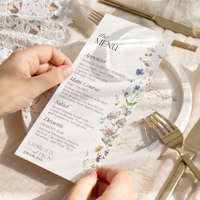 K&ouml;nnte beinhalten: Eine Hochzeitskarte mit floralem Design. Das Men&uuml; beinhaltet Vorspeisen, Hauptgericht, Salat und Desserts. Der Text auf der Karte lautet: "the MENU", "Appetizer", "PASSED HORS D'OEUVRES", "Mini Lobster Tacos with Avocado Crema", "Caprese Skewers with Balsamic Glaze", "Main Course", "DUO ENTR&Eacute;E", "Grilled Filet Mignon with Red Wine Demi-Glace", "Herb Roasted Chicken Breast with Lemon Herb Butter Sauce", "Salad", "Mixed Greens Salad with Candied Pecans, Goat Cheese, and Raspberry Vinaigrette", "Desserts", "DESSERT BAR", "Assorted Miniature Desserts such as Chocolate Truffles, Macarons, and Fruit Tarts", "CHARLOTTE and JASON", "27TH JUNE 20XX".
