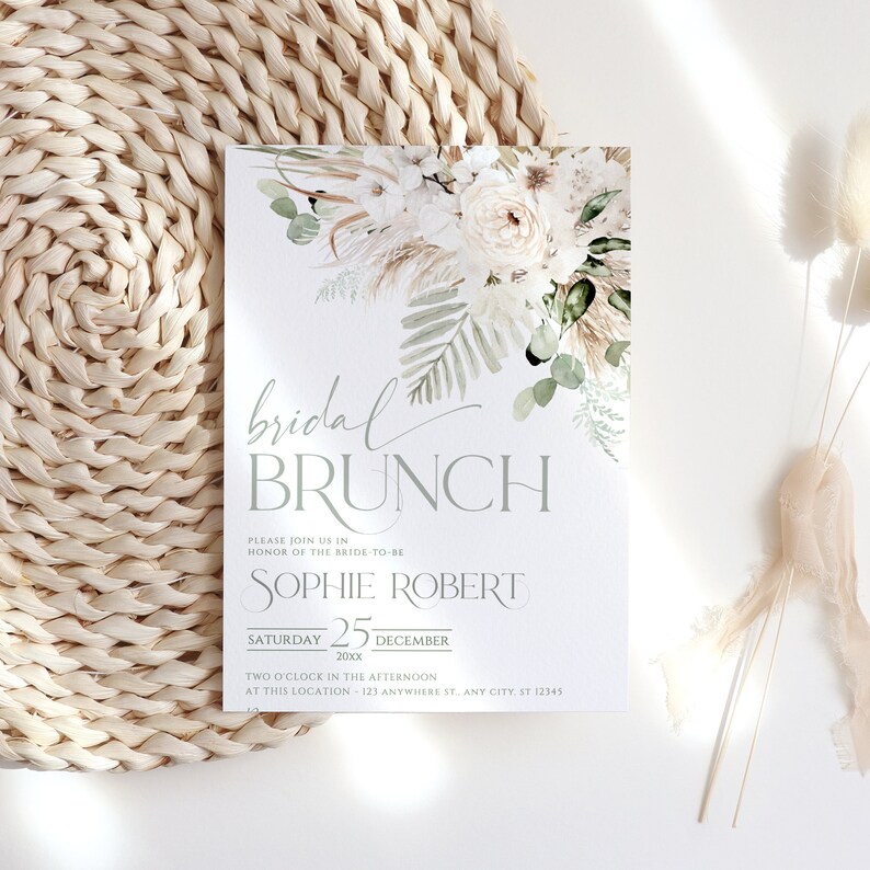 Może przedstawiać: Biało-zielony wz&oacute;r kwiatowy z tekstem "bridal brunch" w kolorze szarym. Zaproszenie zawiera tekst "Proszę dołączyć do nas z okazji ślubu Sophie Robert Sobota 25 Grudzień 20xx Godzina 14:00 w tym miejscu - 123 Anywhere St. Any City, ST 12345"