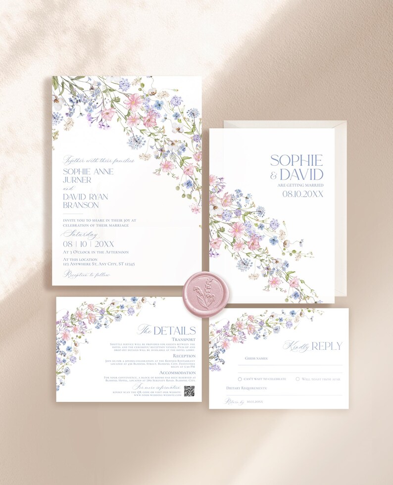 K&ouml;nnte beinhalten: Ein Hochzeitseinladungs-Set bestehend aus wei&szlig;en Papierkarten mit Aquarell-Blumenillustrationen in Rosa, Blau und Gr&uuml;n. Das Set enth&auml;lt eine Haupteinladung, eine Detailkarte und eine Antwortkarte, akzentuiert durch ein rundes, hellrosa Wachssiegel.
