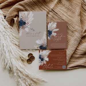 K&ouml;nnte beinhalten: Drei Hochzeitseinladungskarten mit floralem Design. Die Karten liegen auf einem braunen Stoffhintergrund. Der Text auf den Karten lautet "MK", "Melisa & Keith", "Samstag, 24. September 20XX", "Geschenke" und "Details".