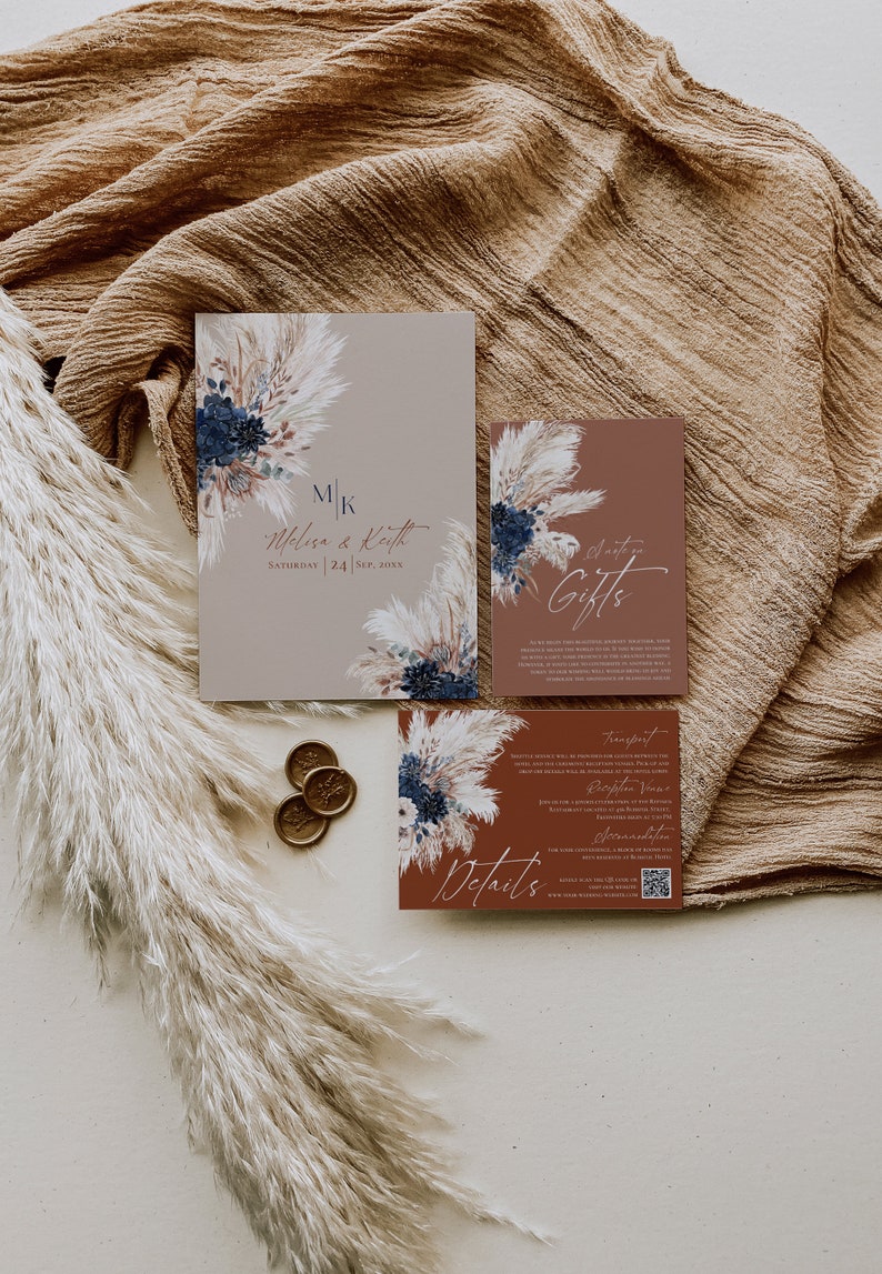 K&ouml;nnte beinhalten: Drei Hochzeitseinladungskarten mit floralem Design. Die Karten liegen auf einem braunen Stoffhintergrund. Der Text auf den Karten lautet "MK", "Melisa & Keith", "Samstag, 24. September 20XX", "Geschenke" und "Details".