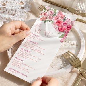 Może przedstawiać: Pionowa karta menu na przyjęcie dla panny młodej z akwarelową kompozycją kwiatową z r&oacute;żowych r&oacute;ż i zieleni u g&oacute;ry. Tekst zawiera sekcje Appetizer, Main Course, Beverages i Desserts oraz napis Sarah's Bridal Shower 14.12.20XX.