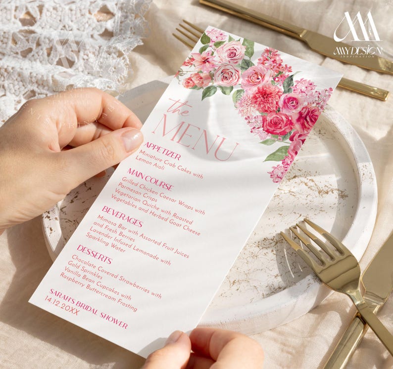 Może przedstawiać: Pionowa karta menu na przyjęcie dla panny młodej z akwarelową kompozycją kwiatową z r&oacute;żowych r&oacute;ż i zieleni u g&oacute;ry. Tekst zawiera sekcje Appetizer, Main Course, Beverages i Desserts oraz napis Sarah's Bridal Shower 14.12.20XX.
