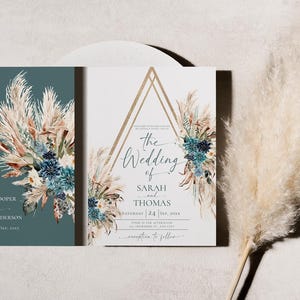Puede incluir: Conjunto de invitaciones de boda con un dise&ntilde;o verde azulado y blanco con detalles florales. La invitaci&oacute;n incluye los nombres Sarah y Thomas, con la fecha de la boda. Una pluma de hierba de la pampa beige y esponjosa est&aacute; en el fondo.