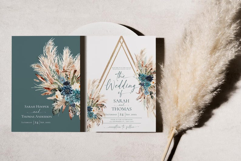Puede incluir: Conjunto de invitaciones de boda con un dise&ntilde;o verde azulado y blanco con detalles florales. La invitaci&oacute;n incluye los nombres Sarah y Thomas, con la fecha de la boda. Una pluma de hierba de la pampa beige y esponjosa est&aacute; en el fondo.