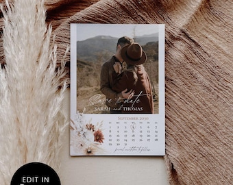 Puede incluir: Una tarjeta de invitación de boda con una foto de una pareja, un calendario de septiembre de 2030 y detalles florales. La tarjeta incluye el texto "Save the date" y "Edit in Canva". El fondo es una tela marrón texturizada.