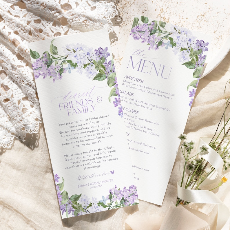 Op de afbeelding: Een lila-bloemig bruidsdouchemenu met de tekst "dearest friends & family" en "the menu". Het menu bevat voorgerechten, salades en hoofdgerechten. De tekst "With all our love, Sarah's Bridal Shower" staat onderaan het menu.