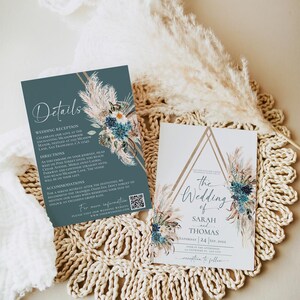 Puede incluir: Conjunto de invitaciones de boda con una tarjeta de detalles verde azulado y una tarjeta de invitaci&oacute;n blanca, ambas con detalles geom&eacute;tricos dorados. Ilustraciones florales y de hierba de la Pampa adornan las tarjetas, sobre un salvamanteles tejido.