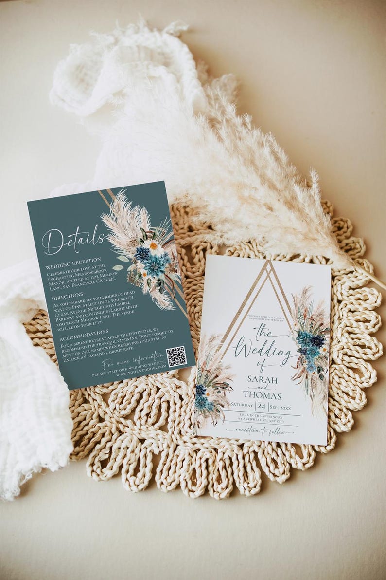 Puede incluir: Conjunto de invitaciones de boda con una tarjeta de detalles verde azulado y una tarjeta de invitaci&oacute;n blanca, ambas con detalles geom&eacute;tricos dorados. Ilustraciones florales y de hierba de la Pampa adornan las tarjetas, sobre un salvamanteles tejido.