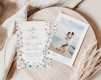 Puede incluir: Tarjeta de guardar la fecha con un borde floral y una foto de una pareja en un muelle. El texto de la tarjeta dice "Save the Date, Sophie Smith y David Robert, sábado, siete de agosto, dos mil veintiocho, a las cuatro de la tarde".