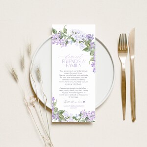 Op de afbeelding: Een lila bruiloftsshower-uitnodiging met een bloemenontwerp en de tekst "Dearest Friends & Family" en "Sarah's Bridal Shower" met de datum "02.07.2024".