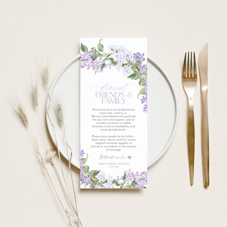 Op de afbeelding: Een lila bruiloftsshower-uitnodiging met een bloemenontwerp en de tekst "Dearest Friends & Family" en "Sarah's Bridal Shower" met de datum "02.07.2024".