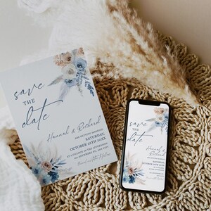Puede incluir: Una tarjeta rectangular de save the date y un smartphone que muestra el mismo dise&ntilde;o. Ambos presentan ilustraciones florales azules y beige con el texto: save THE date, Hannah & Richard, ARE GETTING MARRIED, SATURDAY, OCTOBER 25TH 20XX, AT 3 O'CLOCK IN THE AFTERNOON, 123 ANYWHERE ST., ANY CITY, formal invitation to follow.