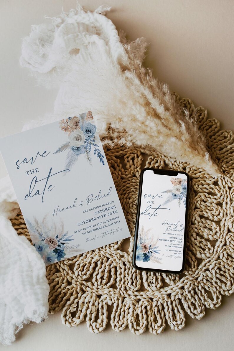 Puede incluir: Una tarjeta rectangular de save the date y un smartphone que muestra el mismo dise&ntilde;o. Ambos presentan ilustraciones florales azules y beige con el texto: save THE date, Hannah & Richard, ARE GETTING MARRIED, SATURDAY, OCTOBER 25TH 20XX, AT 3 O'CLOCK IN THE AFTERNOON, 123 ANYWHERE ST., ANY CITY, formal invitation to follow.