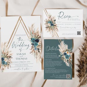 Puede incluir: Conjunto de papeler&iacute;a de boda con tem&aacute;tica bohemia. La invitaci&oacute;n presenta el texto "The Wedding of Sarah and Thomas" con detalles florales y de hierba de la pampa. Incluye tarjetas RSVP y de detalles. La paleta de colores incluye blanco, verde azulado y dorado.