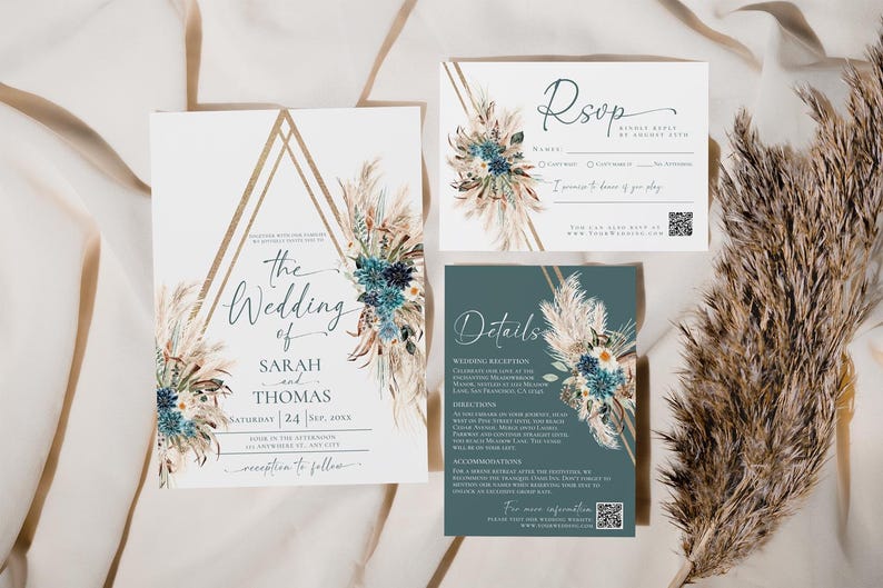 Puede incluir: Conjunto de papeler&iacute;a de boda con tem&aacute;tica bohemia. La invitaci&oacute;n presenta el texto "The Wedding of Sarah and Thomas" con detalles florales y de hierba de la pampa. Incluye tarjetas RSVP y de detalles. La paleta de colores incluye blanco, verde azulado y dorado.