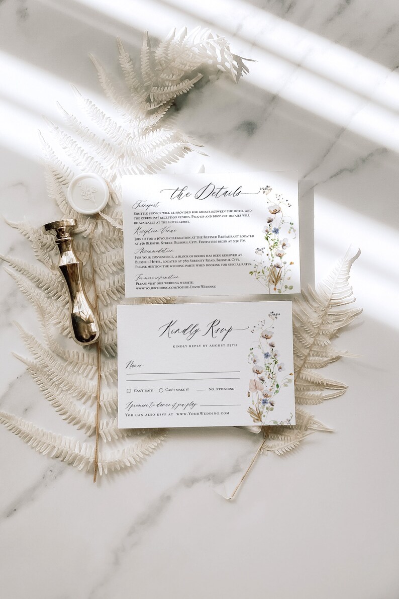 Op de afbeelding: Een witte RSVP-kaart voor een bruiloft met een bloemenontwerp. De kaart heeft een sectie voor de naam van de gast, een selectievakje voor "Kan niet wachten!", een selectievakje voor "Kan niet komen", een selectievakje voor "Nee, aanwezig", en een ruimte voor de gast om zijn antwoord te schrijven. De kaart bevat ook de tekst "RSVP graag v&oacute;&oacute;r 15 augustus" en "Ik beloof te dansen als je reageert".