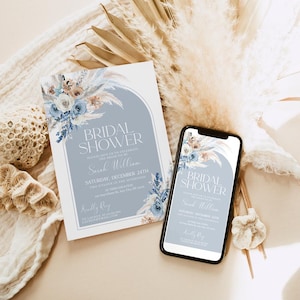 Puede incluir: Una invitación de ducha nupcial azul y blanca con un diseño floral de acuarela. La invitación presenta una superposición de texto con las palabras "Bridal Shower" y el nombre de la novia, "Sarah William". La invitación también incluye la fecha y la hora de la ducha.