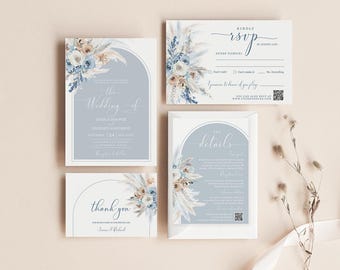 Könnte beinhalten: Eine Hochzeitseinladungssuite in blau-weißer Farbgebung. Die Einladung zeigt ein Blumenmuster mit Pampasgras und den Text "die Hochzeit von" gefolgt von den Namen des Paares und dem Hochzeitsdatum. Die RSVP-Karte enthält einen QR-Code und den Text "bitte bis zum 10. August antworten". Die Detailkarte zeigt den Text "die Details" und ein Blumenmuster. Die Dankeskarte zeigt den Text "Danke" und ein Blumenmuster.
