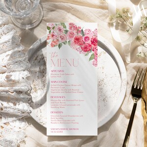 Może przedstawiać: Pionowa karta menu z akwarelową kompozycją kwiatową z r&oacute;żowych r&oacute;ż i zieleni u g&oacute;ry. Tekst zawiera napisy THE MENU, APPETIZER, MAIN COURSE, BEVERAGES, DESSERTS, SARAH'S BRIDAL SHOWER oraz 14.12.20XX r&oacute;żową czcionką szeryfową.