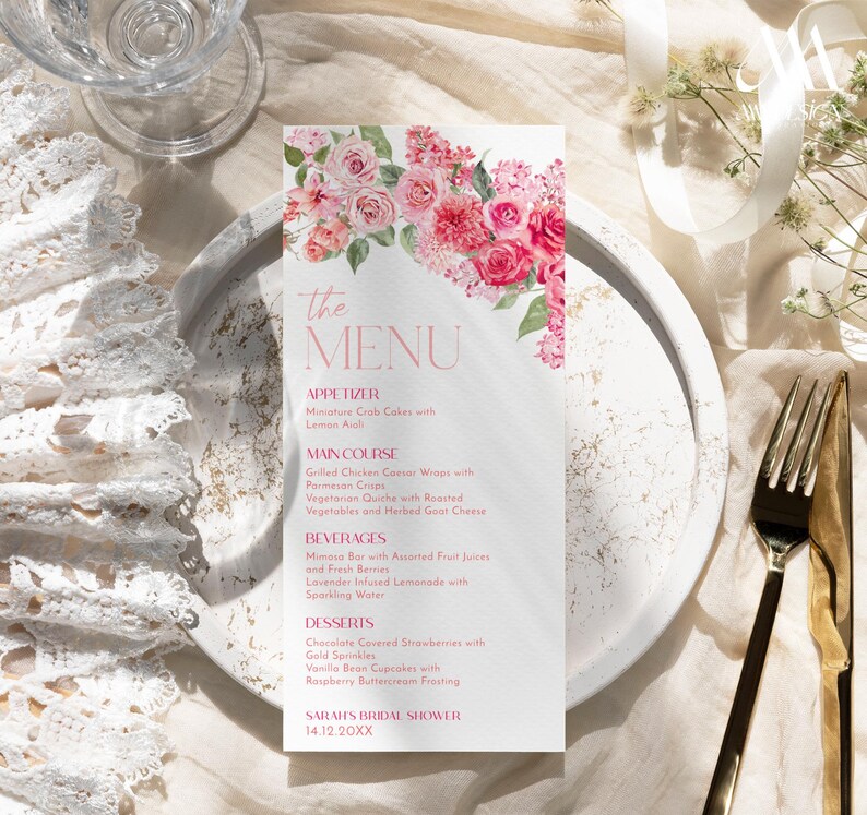 Może przedstawiać: Pionowa karta menu z akwarelową kompozycją kwiatową z r&oacute;żowych r&oacute;ż i zieleni u g&oacute;ry. Tekst zawiera napisy THE MENU, APPETIZER, MAIN COURSE, BEVERAGES, DESSERTS, SARAH'S BRIDAL SHOWER oraz 14.12.20XX r&oacute;żową czcionką szeryfową.