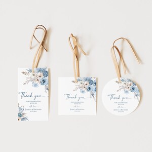 Pu&ograve; includere: Tre etichette regalo in carta bianca di forma rettangolare, quadrata e circolare, ciascuna con illustrazioni floreali blu e il testo Thank you for celebrating with us with love, Jessica & Richard, 09.25.20XX.
