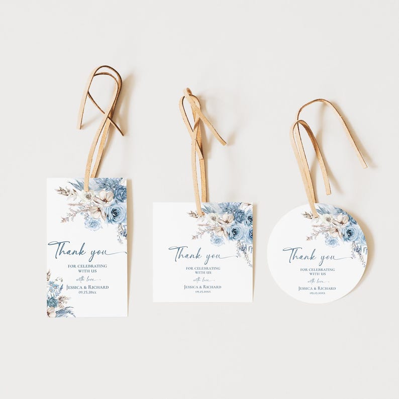 Pu&ograve; includere: Tre etichette regalo in carta bianca di forma rettangolare, quadrata e circolare, ciascuna con illustrazioni floreali blu e il testo Thank you for celebrating with us with love, Jessica & Richard, 09.25.20XX.