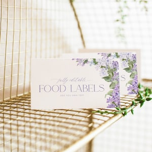 Plantilla de etiquetas de alimentos de color lila, tarjetas de lugar con estampado floral, tarjeta de lugar morada imprimible, plantilla editable de etiqueta de alimentos de color lila B001