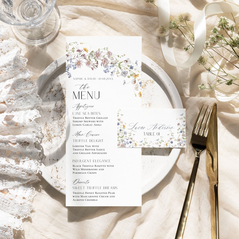 Pu&ograve; includere: Un menu di nozze con disegni floreali e il testo "the MENU" in un carattere decorativo. Il menu include opzioni di antipasti, piatti principali e dessert. La carta include anche un segnaposto con il testo "Lucar Anderson TABLE 01" e disegni floreali.