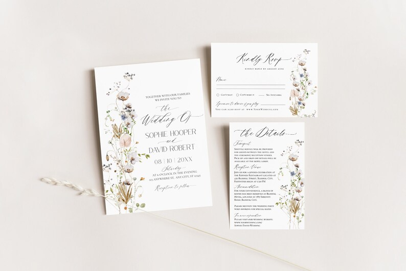 Op de afbeelding: Huwelijksuitnodigingsset met een bloemmotief met een aquarelillustratie van wilde bloemen in tinten blauw, roze en bruin. De tekst op de uitnodiging luidt "De bruiloft van Sophie Hooper en David Robert" met de datum "08/10/20XX". De RSVP-kaart bevat de tekst "Graag uiterlijk 20 augustus reageren".