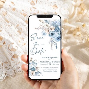 以下が含まれることがあります： スマートフォン画面に表示された「Save the Date」の結婚式招待状。青い花のイラストが描かれ、ジェシカ・フーパーとリチャード・アンダーソンの名前、9月24日の日付、場所の詳細がエレガントな青いスクリプト体とセリフ体のフォントで記載されています。
