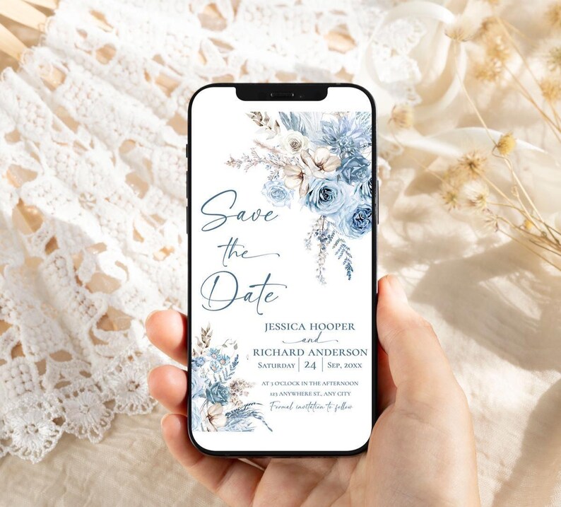 以下が含まれることがあります： スマートフォン画面に表示された「Save the Date」の結婚式招待状。青い花のイラストが描かれ、ジェシカ・フーパーとリチャード・アンダーソンの名前、9月24日の日付、場所の詳細がエレガントな青いスクリプト体とセリフ体のフォントで記載されています。