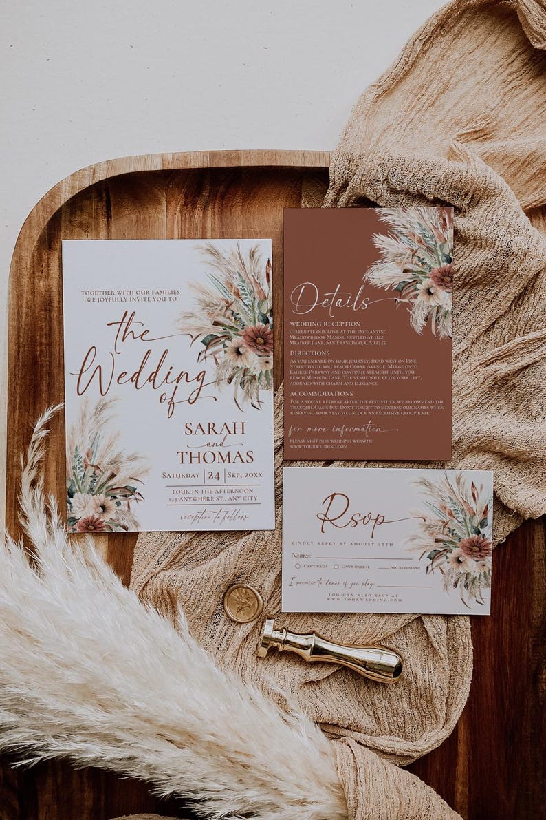 K&ouml;nnte beinhalten: Ein Satz von drei Hochzeitseinladungskarten im rustikalen Stil. Die Karten zeigen ein florales Design mit getrocknetem Pampasgras und einem braunen und wei&szlig;en Farbschema. Der Text auf den Karten lautet "Die Hochzeit von Sarah und Thomas" und enth&auml;lt das Datum und die Uhrzeit der Hochzeit. Die RSVP-Karte enth&auml;lt einen Platz f&uuml;r die G&auml;ste, um ihre Teilnahme zu best&auml;tigen.