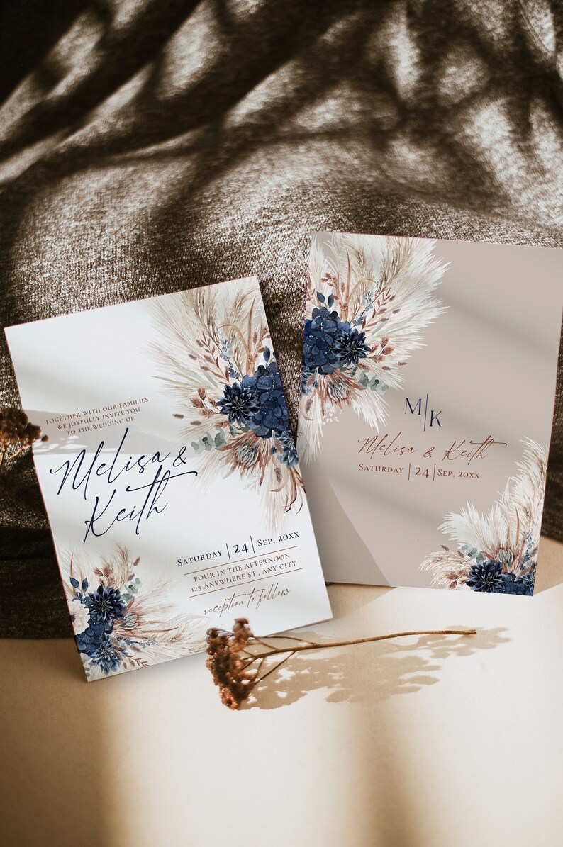 K&ouml;nnte beinhalten: Zwei Hochzeitseinladungen mit einem Aquarell-Blumendesign mit blauen und braunen Blumen und Pampasgras. Der Text auf den Einladungen lautet "Melisa & Keith" und "Samstag | 24. September 20XX".