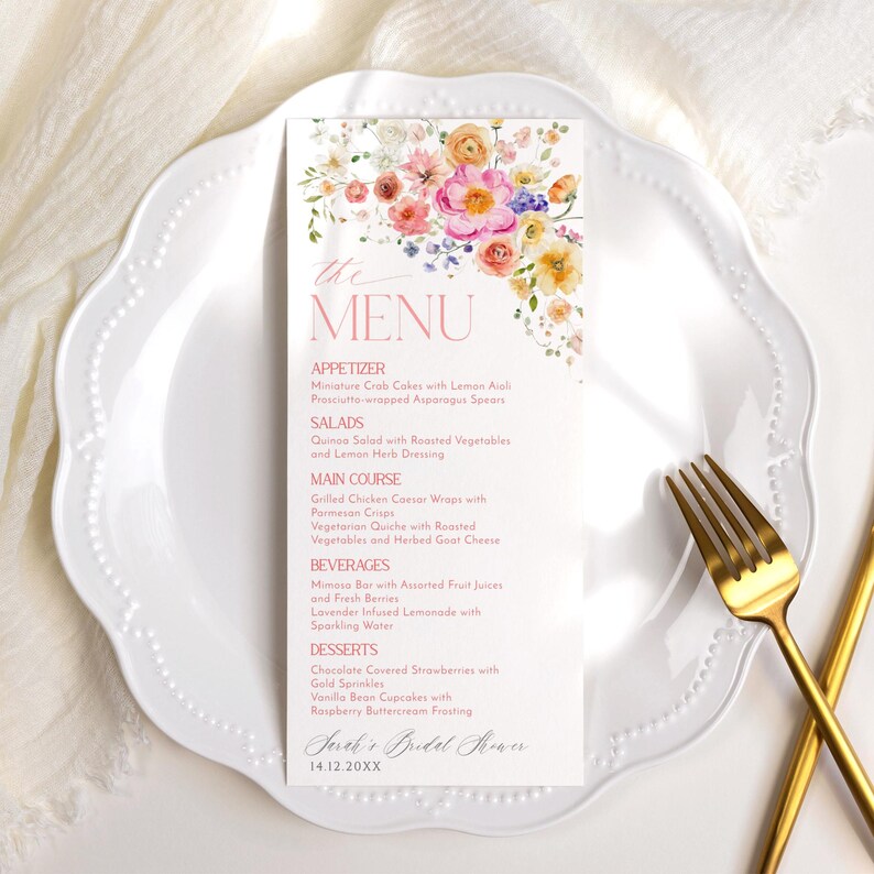 Op de afbeelding: Een roze en witte menukaart met een bloemenontwerp. Het menu bevat voorgerechten, salades, hoofdgerechten, dranken en desserts. De tekst onderaan de kaart luidt "Serak's Bridal Shower 14.12.20XX".