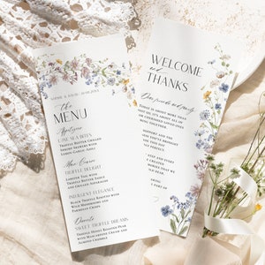 Pu&ograve; includere: Un menu di nozze con illustrazioni floreali. Il menu comprende antipasti, piatto principale e dessert. Il testo della carta recita "Il Menu" e include i nomi dei piatti. La carta include anche un messaggio di benvenuto per gli ospiti.