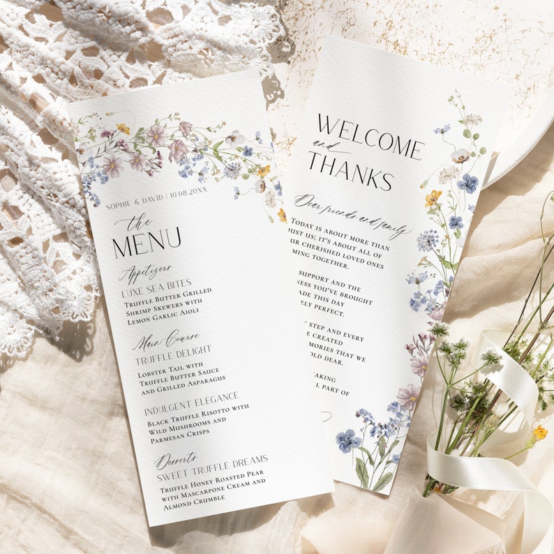 Pu&ograve; includere: Un menu di nozze con illustrazioni floreali. Il menu comprende antipasti, piatto principale e dessert. Il testo della carta recita "Il Menu" e include i nomi dei piatti. La carta include anche un messaggio di benvenuto per gli ospiti.