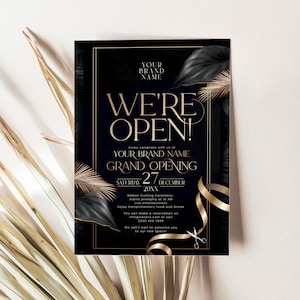 Puede incluir: Una invitación a una gran inauguración en negro y dorado con diseños de hojas tropicales. El texto dice "¡Estamos abiertos!" e incluye la fecha "Sábado 27 de diciembre de 20XX".