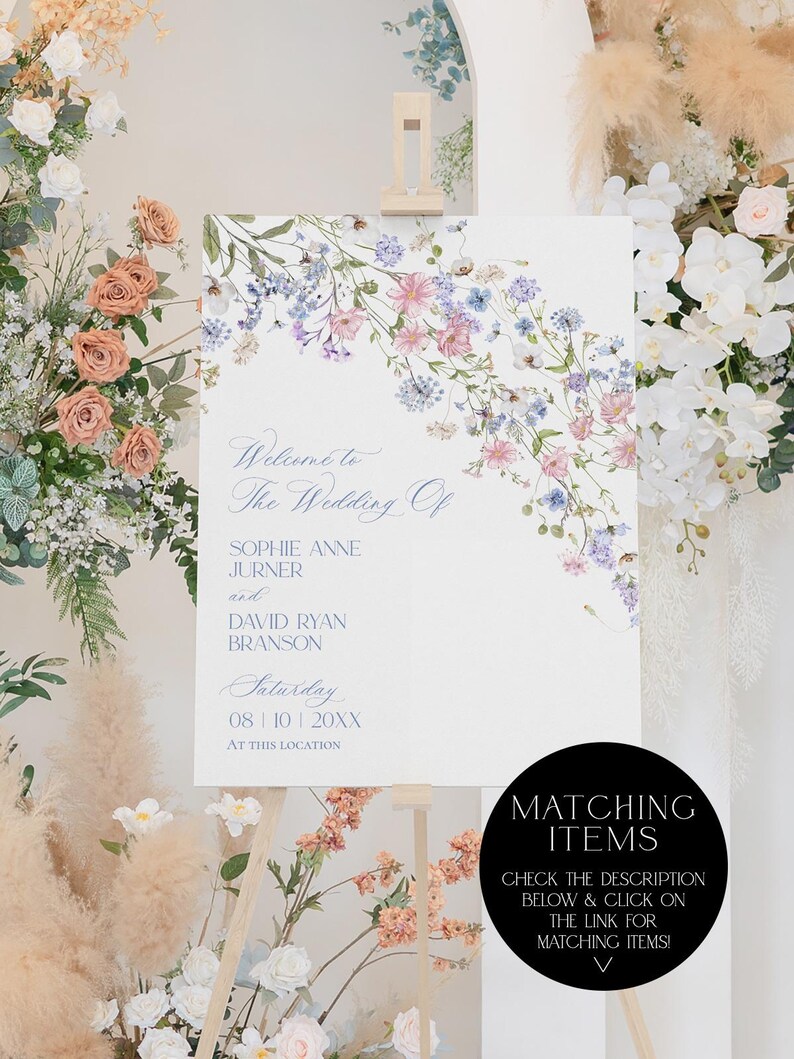 K&ouml;nnte beinhalten: Ein wei&szlig;es, rechteckiges Hochzeitsschild mit einem Aquarell-Blumenarrangement aus rosa, blauen und violetten Wildblumen. Der Text lautet: Welcome to The Wedding Of SOPHIE ANNE JURNER and DAVID RYAN BRANSON Saturday 08 | 10 | 20XX AT THIS LOCATION.