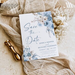 以下が含まれることがあります： 青い花のイラストが描かれた長方形のSave the Dateカード。テキストはSave the Date, Jessica Hooper and Richard Anderson, Saturday 24 Sep, 20xx, at 3 o'clock in the afternoon, 123 Anywhere St, Any City, Formal invitation to follow.