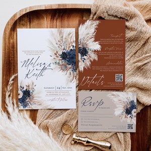 K&ouml;nnte beinhalten: Eine Hochzeitseinladungssuite im rustikalen Stil. Die Einladung zeigt ein florales Design mit getrocknetem Pampasgras und blauen Blumen. Der Text lautet "Gemeinsam mit unseren Familien laden wir Sie herzlich zur Hochzeit von Melisa & Keith ein, Samstag, 24. September 20XX, Vier Uhr nachmittags, Anywhere St., Any City, Empfang im Anschluss."